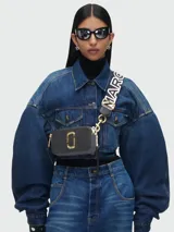 Cartera tipo crossbody Marc Jacobs modelo The Snapshot, de diseño rectangular en color negro con herrajes dorados. Incluye correa ajustable y extraíble con logo estampado de la marca.