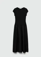 Vestido midi de color negro con diseño combinado. Presenta un cuerpo superior ajustado de tejido de punto con cuello redondo y mangas cortas, y una falda inferior amplia con vuelo confeccionada en algodón.