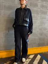 Pantalón cargo de pana negro con bolsillos laterales con solapa y cintura elástica.