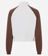Saco femenino de poliviscosa, color blanco con mangas raglán marrones y ribetes blancos. Tiene cuello alto, cierre frontal de cremallera y bordado lettering "Kansas City" en el pecho.