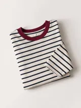 Remera de manga larga con diseño de rayas horizontales en tonos marrón, blanco y azul. Presenta cuello redondo al tono y un corte recto y cómodo.