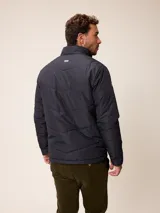 Campera acolchada de nylon color azul, con cierre frontal, cuello alto y logo de la marca bordado en el pecho.