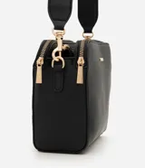 Cartera bandolera Satinato de formato rectangular compacto y textura estructurada, color negro con herrajes dorados. Cuenta con doble compartimento superior con cierre, correa ancha regulable y placa metálica frontal con el logo de la marca.