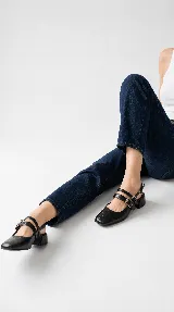 Zapato de tacón bajo destalonado de cuero bordó con textura croco, punta cuadrada, doble tira en el empeine con hebillas metálicas doradas y taco bloque.