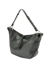 Cartera tipo bolso hobo de cuero sintético negro con textura granulada, asa de hombro ajustable y detalle de tira frontal con hebilla metálica plateada. Cierre superior con cremallera.