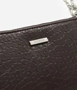 Cartera baguette pequeña Satinato de poliuretano color marrón con textura croco, cierre superior y correa de cadena metálica plateada.