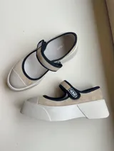 Guillerminas color beige confeccionadas en cuero, con suela y puntera de goma y plataforma de 4 cm.