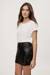 Falda corta de tiro medio con diseño de lentejuelas negras y silueta recta.