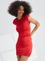Vestido corto rojo ajustado al cuerpo, con mangas cortas y cuello redondo.