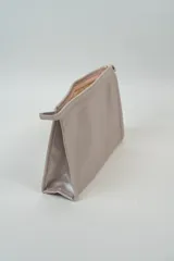 Neceser color beige con cierre dorado y asa lateral.