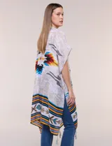 Kimono de gasa ligera con diseño estampado tribal en tonos beige, azul, rojo y amarillo, de silueta amplia y mangas cortas holgadas.