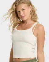 Musculosa de tejido rib color blanco, con escote redondo y corte ajustado.