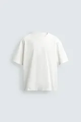 Camiseta de corte cropped fit confeccionada en algodón con acabado mercerizado que aporta suavidad y brillo. Presenta cuello redondo y mangas cortas.