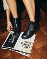 Botas negras de cuero vacuno con hebillas plateadas y suela track.