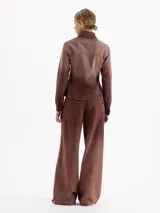 Pantalón de jean wide leg de tiro medio-alto, con un proceso de teñido en color bordó con efecto degradé. Cuenta con cierre frontal y bolsillos laterales.