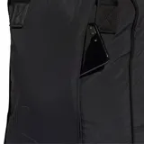 Mochila Adidas de diseño minimalista en color negro, confeccionada en poliamida reciclada. Cuenta con un compartimento principal con cierre, un bolsillo delantero adicional, asas superiores y correas ajustables para los hombros. Presenta el logo de la marca grabado en tono sobre tono en la parte inferior.