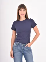 Remera de algodón de corte ajustado, con cuello redondo y mangas cortas.