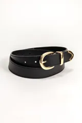 Cinto negro con hebilla circular y puntera metálica en color dorado, confeccionado con costuras decorativas a los lados.