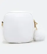 Bolso pequeño femenino de PU color blanco, con correa para cruzar, cierre de cremallera, divisorias internas y pompón decorativo.