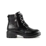 Borcegos de cuero sintético color negro, con caña media, cordones anchos con ojales metálicos, cierre lateral y suela dentada con taco bajo.