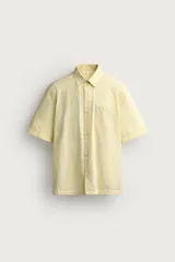 Camisa de corte regular fit color amarillo con rayas verticales blancas, cuello solapa, manga corta, bolsillo de parche en el pecho y cierre frontal con botones.