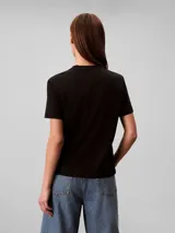 Remera Calvin Klein de algodón negro, de corte regular y manga corta con vuelta. Cuenta con cuello redondo y diseño gráfico con el monograma de la marca en un cuadro con degradado de colores rosado y celeste en el pecho.
