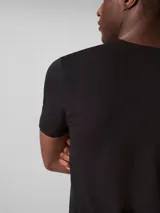 Pack de tres remeras de manga corta y cuello en V, confeccionadas en tejido de algodón elástico. Presentan un corte regular y un pequeño bordado distintivo de la marca en el bajo.