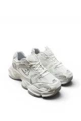 Championes deportivos LD modelo 15087, color beige con detalles en blanco y suela chunky de plataforma.