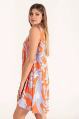 Vestido corto sin mangas con estampado abstracto en tonos naranja y celeste.