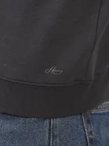 Sweater deportivo de hombre con escote redondo, diseño colorblock con la parte superior en gris claro y el cuerpo y mangas en negro. Presenta puños y cintura elastizados.