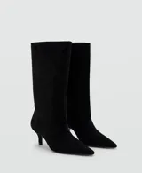 Botas altas de ante negro con punta fina y tacón fino de altura media, diseño arrugado en la caña.