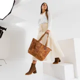 Botas tipo chelsea de cuero vacuno negro, con elásticos laterales, taco cuadrado y punta fina.