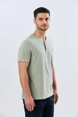 Remera básica de manga corta y cuello redondo, color bordó, con cartera de botones en el pecho y pequeño bordado al tono.