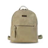 Mochila color beige con aplique de cuero sintético en la parte inferior y superior. Tiene un bolsillo frontal con cierre y un bolsillo interno. Las correas son regulables.