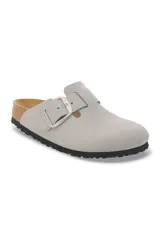 Zuecos Birkenstock Boston Big Buckle Lenb Stone Coin color gris claro, con hebilla grande plateada ajustable.