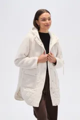 Campera de diseño híbrido en color verde oliva, con capucha integrada. La parte superior está confeccionada en tejido tipo corderito, mientras que la parte inferior presenta un diseño acolchado con costuras en rombos y textura de pana. Cuenta con cierre frontal, botones a presión y bolsillos delanteros con solapa.