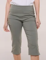 Pantalón capri elastizado de tiro alto estilo pull-on, marca Ruby Rd. Modelo de corte entallado y silueta ajustada con pretina ancha faja elastizada sin cierres. Cuenta con bolsillos simulados al frente, bolsillos traseros funcionales y abertura lateral en el ruedo.