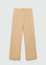 Pantalon cargo de tiro medio y corte recto con pernera ancha. Cuenta con cierre de cremallera y botón, trabillas en la cintura, lazo ajustable, dos bolsillos laterales, dos bolsillos cargo y dos bolsillos de parche en la parte posterior.