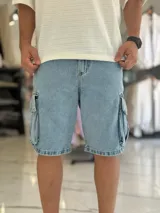 Bermuda cargo de jean color celeste con lavado ácido, corte oversize y bolsillos laterales con solapa.