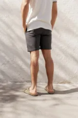 Bermuda de algodón color gris oscuro, con cordón ajustable en la cintura y largo por encima de la rodilla.