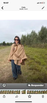 Capa de lana color beige con detalles de apliques en cuero y tejido trenzado decorativo en el frente.