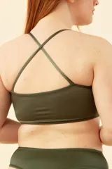 Top de bikini verde militar con base y tiras cruzadas en el escote.