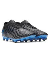 Championes de fútbol Under Armour modelo Magnetico Pro 5 FG, diseñados para césped natural firme. Presentan una parte superior con tecnología UA Clone que se adapta al pie, cuello de punto tipo calcetín y suela con tacos cónicos de TPU para mayor agilidad. Combinan color negro con detalles en azul brillante.