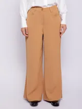 Pantalón de vestir color camel, de tiro alto y corte palazzo.