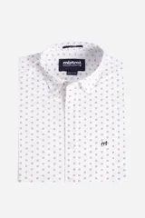 Camisa de manga corta Mistral, confeccionada en popelina de rayón y spandex. Presenta un diseño blanco con estampado geométrico pequeño en color negro, cuello clásico y cierre frontal con botones.