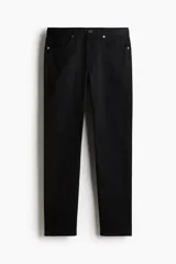 Pantalón slim fit negro de sarga de algodón, de corte ajustado, con cinco bolsillos y cierre frontal con botón y cremallera.