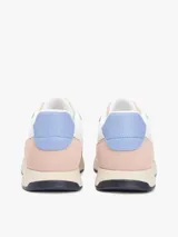 Zapatillas estilo runner Tommy Hilfiger confeccionadas en materiales mixtos de cuero y textil. Presentan una combinación de colores blanco, detalles en rosado y celeste en la parte trasera, con suela tonal y cordones frontales.