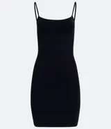 Vestido corto ajustado al cuerpo, confeccionado en tejido de punto de algodón con elastano. Presenta escote recto y breteles finos, con un diseño minimalista y versátil.