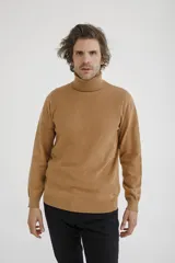 Sweater de cuello alto en color tostado, confeccionado en tejido de punto con textura en el panel frontal y mangas lisas. Presenta puños y ruedo acanalados.