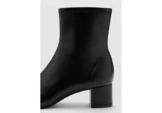 Botines negros de diseño clásico con cierre lateral y punta fina.